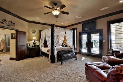 Luxurious Villa Rental for a Group Getaway near Abilene, Texas - Lawn, Texas - glamping.directory