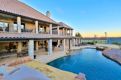 Luxurious Villa Rental for a Group Getaway near Abilene, Texas - Lawn, Texas - glamping.directory