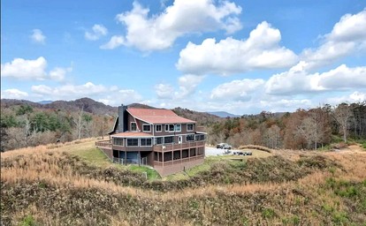 Spacious Luxury Log Cabin with Game Room & Panoramic Mountain Views near Pigeon Forge, Tennessee - Sevierville, Tennessee - glamping.directory