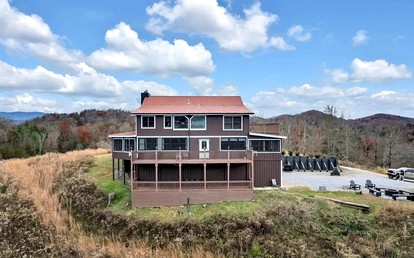 Spacious Luxury Log Cabin with Game Room & Panoramic Mountain Views near Pigeon Forge, Tennessee - Sevierville, Tennessee - glamping.directory