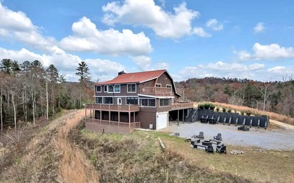 Spacious Luxury Log Cabin with Game Room & Panoramic Mountain Views near Pigeon Forge, Tennessee - Sevierville, Tennessee - glamping.directory