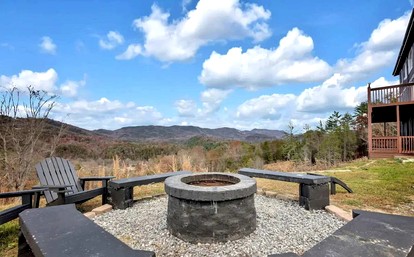 Spacious Luxury Log Cabin with Game Room & Panoramic Mountain Views near Pigeon Forge, Tennessee - Sevierville, Tennessee - glamping.directory