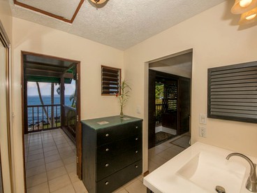 Stunning Beachfront Getaway with a Hot Tub in Captain Cook, Hawaii - Captain Cook, Hawaii - glamping.directory