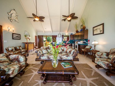 Stunning Beachfront Getaway with a Hot Tub in Captain Cook, Hawaii - Captain Cook, Hawaii - glamping.directory