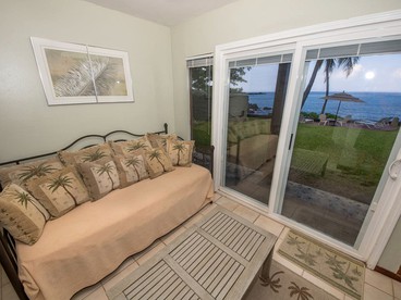 Stunning Beachfront Getaway with a Hot Tub in Captain Cook, Hawaii - Captain Cook, Hawaii - glamping.directory