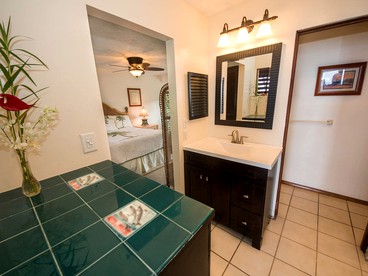 Stunning Beachfront Getaway with a Hot Tub in Captain Cook, Hawaii - Captain Cook, Hawaii - glamping.directory