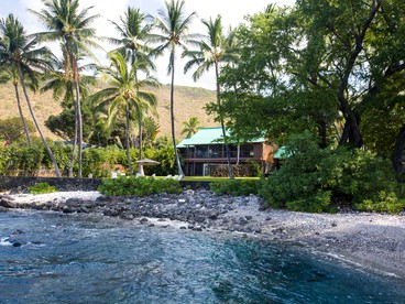 Stunning Beachfront Getaway with a Hot Tub in Captain Cook, Hawaii - glamping.directory