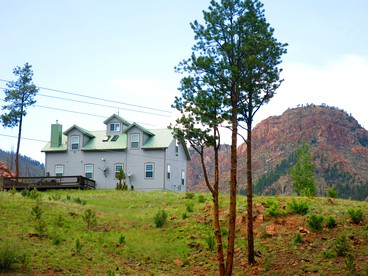 Impressive Cabin Rental with Views of Pike National Forest near Colorado Springs, Colorado - Sedalia, Colorado - glamping.directory