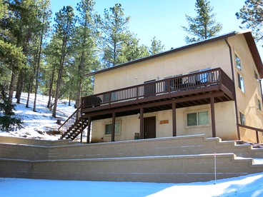 Impressive Cabin Rental with Views of Pike National Forest near Colorado Springs, Colorado - Sedalia, Colorado - glamping.directory