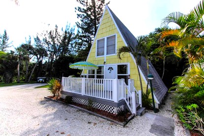 Charming Cabin with a Pool Ideal for a Family Getaway on Sanibel Island, Florida - Sanibel, Florida - glamping.directory