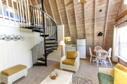Charming Cabin with a Pool Ideal for a Family Getaway on Sanibel Island, Florida - Sanibel, Florida - glamping.directory