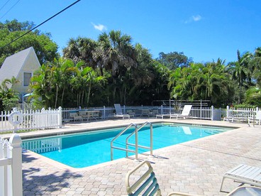 Charming Cabin with a Pool Ideal for a Family Getaway on Sanibel Island, Florida - Sanibel, Florida - glamping.directory