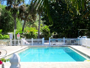 Charming Cabin with a Pool Ideal for a Family Getaway on Sanibel Island, Florida - Sanibel, Florida - glamping.directory