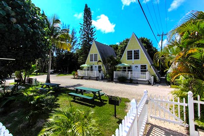 Charming Cabin with a Pool Ideal for a Family Getaway on Sanibel Island, Florida - glamping.directory