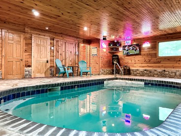 Extraordinary Retreat with Hot-Tub and Indoor Pool in Tennessee - Sevierville, Tennessee - glamping.directory