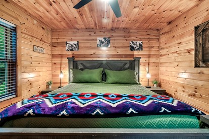 Extraordinary Retreat with Hot-Tub and Indoor Pool in Tennessee - Sevierville, Tennessee - glamping.directory