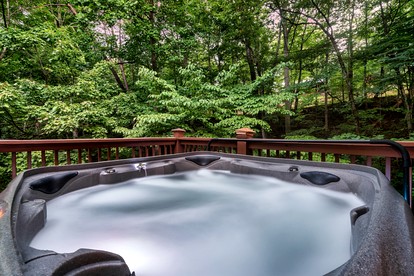 Extraordinary Retreat with Hot-Tub and Indoor Pool in Tennessee - Sevierville, Tennessee - glamping.directory