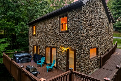 Extraordinary Retreat with Hot-Tub and Indoor Pool in Tennessee - glamping.directory
