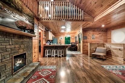 Extraordinary Retreat with Hot-Tub and Indoor Pool in Tennessee - Sevierville, Tennessee - glamping.directory