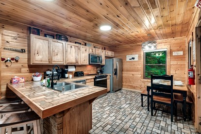 Extraordinary Retreat with Hot-Tub and Indoor Pool in Tennessee - Sevierville, Tennessee - glamping.directory