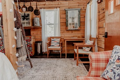Cozy Riverfront Cabin with Outdoor Cedar Shower near Route 66 in St. Robert, Missouri - Dixon, Missouri - glamping.directory