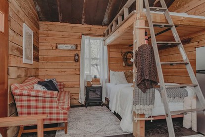 Cozy Riverfront Cabin with Outdoor Cedar Shower near Route 66 in St. Robert, Missouri - Dixon, Missouri - glamping.directory