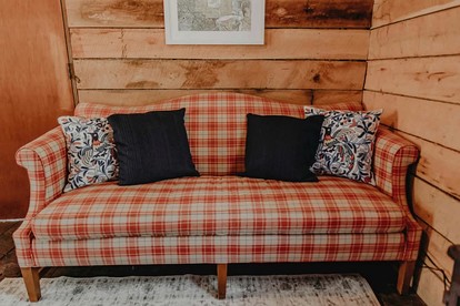 Cozy Riverfront Cabin with Outdoor Cedar Shower near Route 66 in St. Robert, Missouri - Dixon, Missouri - glamping.directory