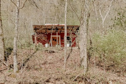 Cozy Riverfront Cabin with Outdoor Cedar Shower near Route 66 in St. Robert, Missouri - Dixon, Missouri - glamping.directory