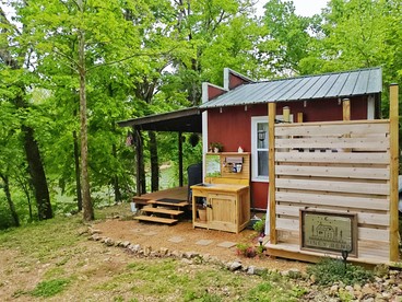 Cozy Riverfront Cabin with Outdoor Cedar Shower near Route 66 in St. Robert, Missouri - Dixon, Missouri - glamping.directory