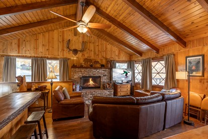 Beautiful Cozy Cabin with Fireplace and Pool Table for a Family Getaway near Big Bear in California - Big Bear Lake, California - glamping.directory