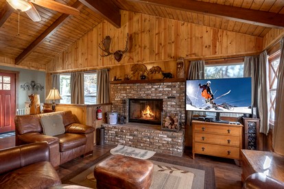 Beautiful Cozy Cabin with Fireplace and Pool Table for a Family Getaway near Big Bear in California - Big Bear Lake, California - glamping.directory