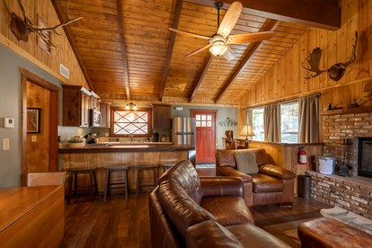 Beautiful Cozy Cabin with Fireplace and Pool Table for a Family Getaway near Big Bear in California - Big Bear Lake, California - glamping.directory