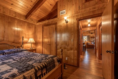 Beautiful Cozy Cabin with Fireplace and Pool Table for a Family Getaway near Big Bear in California - Big Bear Lake, California - glamping.directory