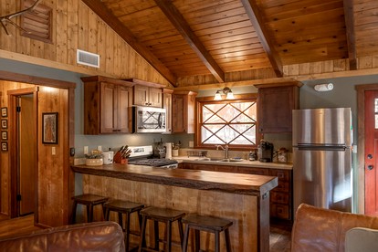 Beautiful Cozy Cabin with Fireplace and Pool Table for a Family Getaway near Big Bear in California - Big Bear Lake, California - glamping.directory