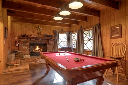 Beautiful Cozy Cabin with Fireplace and Pool Table for a Family Getaway near Big Bear in California - Big Bear Lake, California - glamping.directory