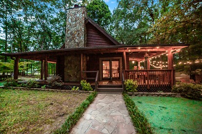 Peaceful Luxurious Cabin with Barrel Sauna, Hot Tub, and Fire Pit for an Amazing Relaxing Getaway in Nature in McDonough, Georgia - McDonough, Georgia - glamping.directory