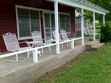 Spacious Cottage Rental for Group Getaway on Ranch near Dallas, Texas - glamping.directory