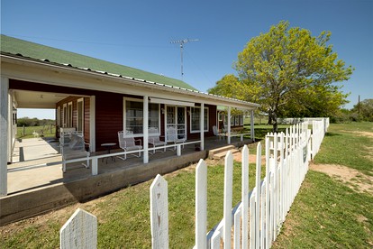 Spacious Cottage Rental for Group Getaway on Ranch near Dallas, Texas - Weatherford, Texas - glamping.directory