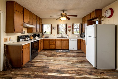 Spacious Cottage Rental for Group Getaway on Ranch near Dallas, Texas - Weatherford, Texas - glamping.directory