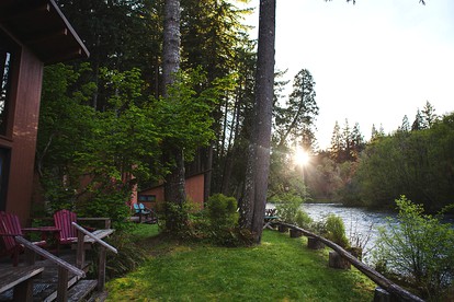 Picturesque Cabin Rental for a Vacation on the Mckenzie River in Oregon - McKenzie Bridge, Oregon - glamping.directory
