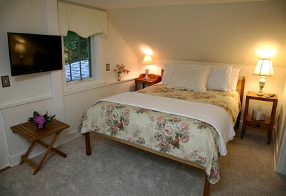 Romantic Wooded Getaway near York Harbor, Maine - York, Maine - glamping.directory