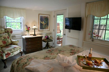 Romantic Wooded Getaway near York Harbor, Maine - York, Maine - glamping.directory
