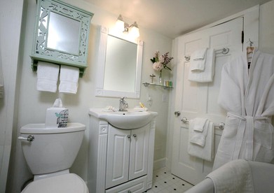 Romantic Wooded Getaway near York Harbor, Maine - York, Maine - glamping.directory