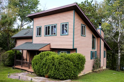Lakefront Vacation Rental with a Deck and Hot Tub near Wisconsin Dells - Tomah, Wisconsin - glamping.directory
