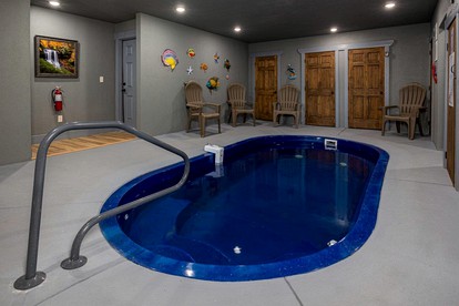 Gatlinburg Getaway with Indoor Pool and Games Room for Unforgettable Vacations in Tennessee - Gatlinburg, Tennessee - glamping.directory