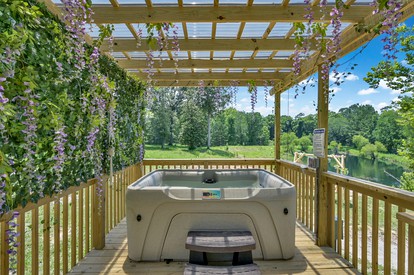 Luxury Geo Dome with Hot Tub Perfect for a Glamping Getaway near Houston, Texas - Coldspring, Texas - glamping.directory