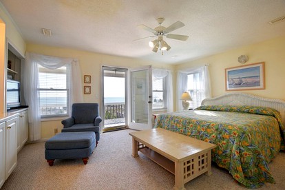 Spacious Oceanfront Cottage Rental on Holden Beach in North Carolina - Holden Beach, North Carolina - glamping.directory