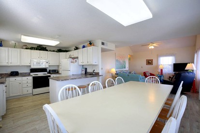 Spacious Oceanfront Cottage Rental on Holden Beach in North Carolina - Holden Beach, North Carolina - glamping.directory