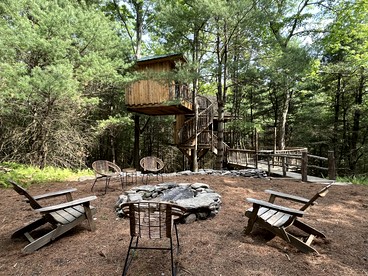 Eco-Friendly, Abstract Treehouse Surrounded by Wildlife and Hiking Trails For a Special Getaway in Sparrow Bush, New York - Sparrow Bush, New York - glamping.directory