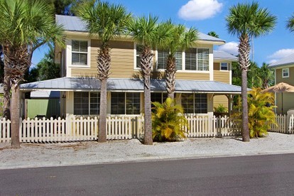 Historic Seafront Cottage with Gorgeous Gulf Views in Indian Rocks Beach, Florida - Indian Rocks Beach, Florida - glamping.directory